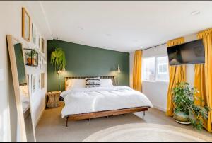 1 dormitorio con cama y pared verde en Unique Denver Designer Home 3 Bed 3 Bath, en Denver