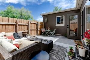 un patio con sofá, mesa y valla en Unique Denver Designer Home 3 Bed 3 Bath, en Denver