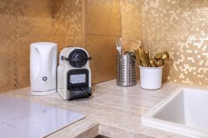 uma máquina de café sentada num balcão ao lado de um lavatório em LOUVRE-MONTORGEUIL PARIS HISTORICAL CENTER em Paris