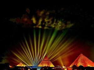 Blick auf die Pyramiden in der Nacht mit Lichtern in der Unterkunft Pyramids moon view in Kairo