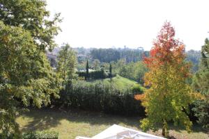 vistas al jardín desde el techo de una casa en Fattoria Laviosa, en Fauglia