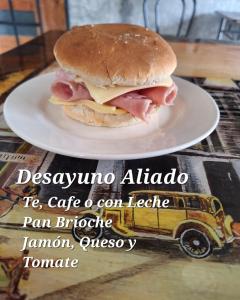 un panino con prosciutto e formaggio su un piatto di Casa Avenida Alemania a Valparaíso
