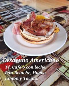 un sandwich sur une assiette dans l'établissement Casa Avenida Alemania, à Valparaíso