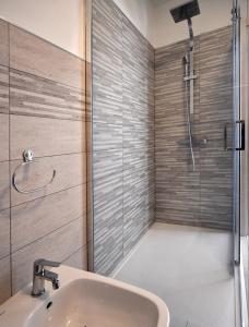 ein Bad mit einer Dusche und einem Waschbecken in der Unterkunft B&B La casa di Graz in Reggio nell'Emilia