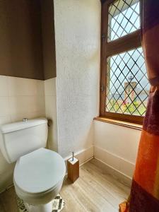 un bagno con wc e finestra di MEUBLE PANORAMIQUE 2 à 6 PERSONNES AU CHÂTEAU DE JALLANGES a Vernou-sur-Brenne Altre 6 foto