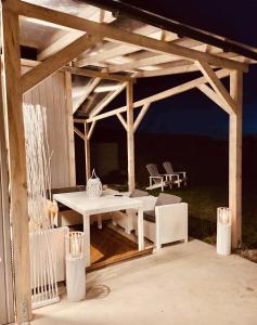 pérgola de madera con mesa y sillas en el patio en Sun Liski Mazury, Stare Juchy, Ełk, 