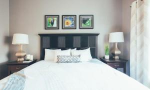 - une chambre avec un grand lit blanc et deux lampes dans l'établissement Holiday Inn Club Vacations At Orange Lake Resort, an IHG Hotel, à Orlando
