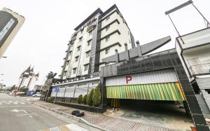 a large building with a parking lot in front of it at Cheongju Ochang memory stay in Cheongju