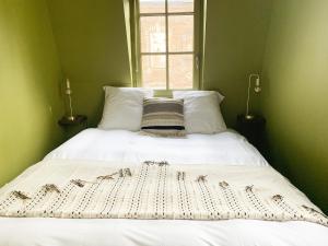 una camera verde con un letto bianco e una finestra di Klimt - Parking - Independent Entrance a Chartres