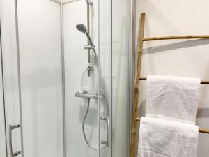 una doccia in un bagno con una porta in vetro di Klimt - Parking - Independent Entrance a Chartres