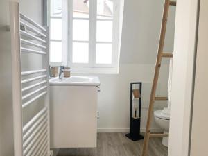 un bagno con lavandino e finestra di Klimt - Parking - Independent Entrance a Chartres Altre 2 foto
