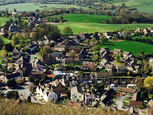 una vista aérea de una pequeña ciudad con casas en Hillview Cottage, en North Nibley