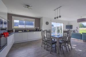 Η κουζίνα ή μικρή κουζίνα στο Les Vignets comfortable holiday home