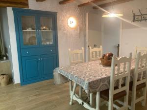 uma sala de jantar com uma mesa e uma porta azul em Casa Román em Albarracín