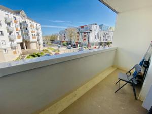 Habitación vacía con silla y ventana en Appartement T3 de Standing en Centre-Ville, en Joué-lès-Tours