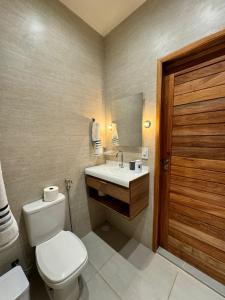 La salle de bains est pourvue de toilettes et d'un lavabo. dans l'établissement POUSADA PONTA DA ASA, à Coruripe