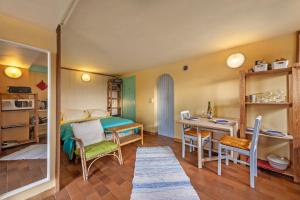 una stanza con un letto, un tavolo e delle sedie di Studio vue sur mer a Plomodiern