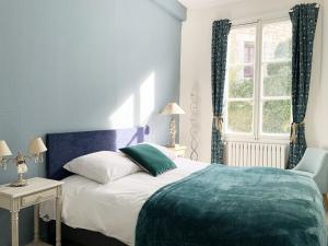 1 dormitorio con cama y ventana en Van Gogh, en Chartres