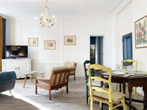 a dining room with a table and chairs at Van Gogh in Chartres