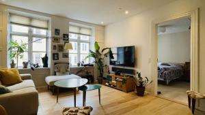 sala de estar con sofá y mesa en ApartmentInCopenhagen Apartment 1580 en Copenhague
