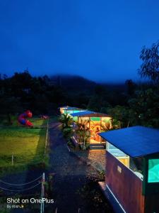 een uitzicht op een gebouw met een speeltuin bij Tara's Hill Resort in Lonavala