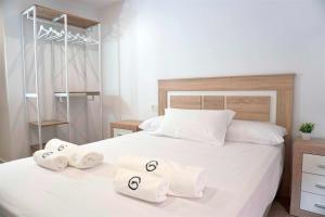um quarto com duas toalhas numa cama em Sal Catedral Suite en pleno corazón de León em León