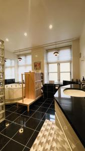 ein großes Bad mit einer großen Badewanne und einem Waschbecken in der Unterkunft ApartmentInCopenhagen Apartment 1580 in Kopenhagen
