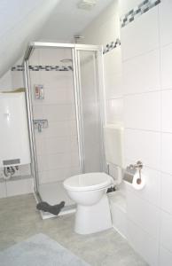 La salle de bains est pourvue d'une douche et de toilettes. dans l'établissement Ferienwohnung Ilsebill, à Husum