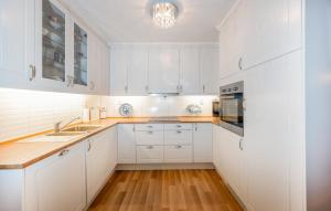 Η κουζίνα ή μικρή κουζίνα στο Awesome Home In Ånneland With Wifi