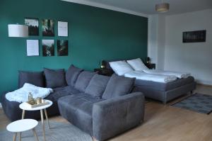 uma sala de estar com um sofá e uma cama em Villa Belino em Ruhla