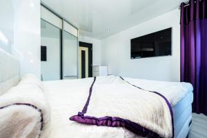 タリンにあるAraksi HOSTINGのベッドルーム1室(白いベッド1台、壁掛けテレビ付)