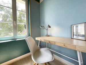 a room with a desk and a white chair at L'Horizon - Entrée indépendante - Parking in Chartres