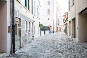 una calle vacía en un callejón entre edificios en Ca' Latina - Cozy home in pieno centro storico en Treviso