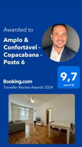 une photo d'un homme dans un salon dans l'établissement Amplo & Confortável - Copacabana - Posto 6, à Rio de Janeiro