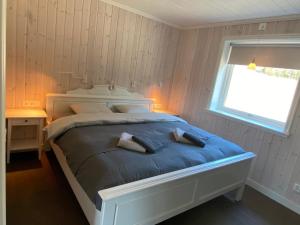 ein Schlafzimmer mit einem Bett mit zwei Handtüchern darauf in der Unterkunft Adventure Guesthouse Sweden in rural area Sunne in Sunne
