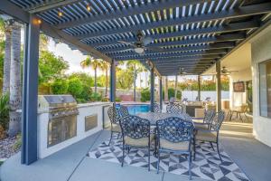 鳳凰城的住宿－Scottsdale Vacation Rentals，一个带桌椅和烧烤架的庭院