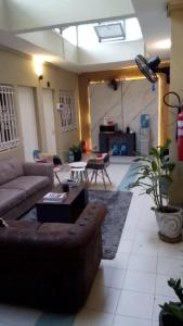 uma sala de estar com um sofá e uma mesa em Chambres d'hôte centre ville em Dakar