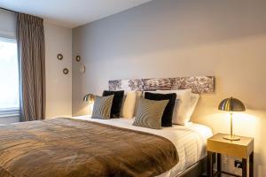 um quarto com uma cama grande e uma janela em Hôtel Quorum em Saint-Cloud