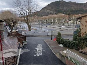 un aparcamiento vacío con un parque de patinaje en Superbe studio cosy et calme, en Digne-les-Bains