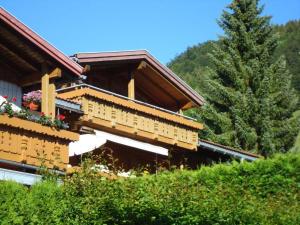 a building with flowers on the side of it at Berg & Tal in Oberstaufen