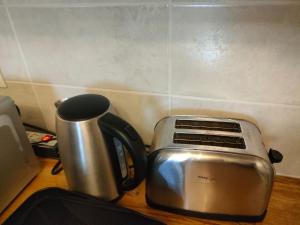 a toaster and a coffee pot on a counter at Le Relais St Georges in Viroflay
