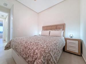 - une chambre avec un grand lit et une table de nuit dans l'établissement La Serena Apartment - 3310, à Los Alcázares