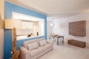 ポルト・サント・ステーファノにあるLa Casa Al Mareのソファとテーブルのあるリビングルーム