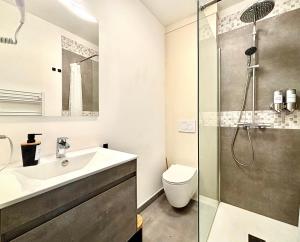 een badkamer met een toilet, een wastafel en een douche bij Il Casolare in Beersel
