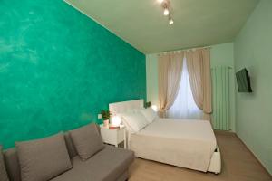 una camera con un grande letto e un divano di La Casa Al Mare a Porto Santo Stefano