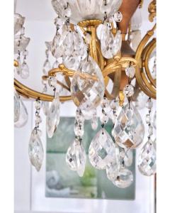una lámpara de araña con diamantes colgando de ella en LA MAISON d'HORTENSE, maison de charme et de caractère en Toulouse