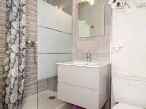 Baño blanco con lavabo y espejo en Studio Balaruc-les-Bains, 1 pièce, 2 personnes - FR-1-553-114, en Balaruc-les-Bains