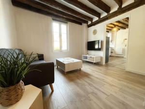 a living room with a couch and a table at L'Eure Tranquille in Chartres