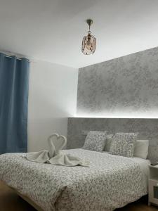 sypialnia z łóżkiem z poduszką na sercu w obiekcie Hostal New Dream Madrid w Madrycie