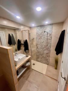 La salle de bains est pourvue d'un lavabo et d'une douche. dans l'établissement Lovely and Quiet Marbella, à Marbella